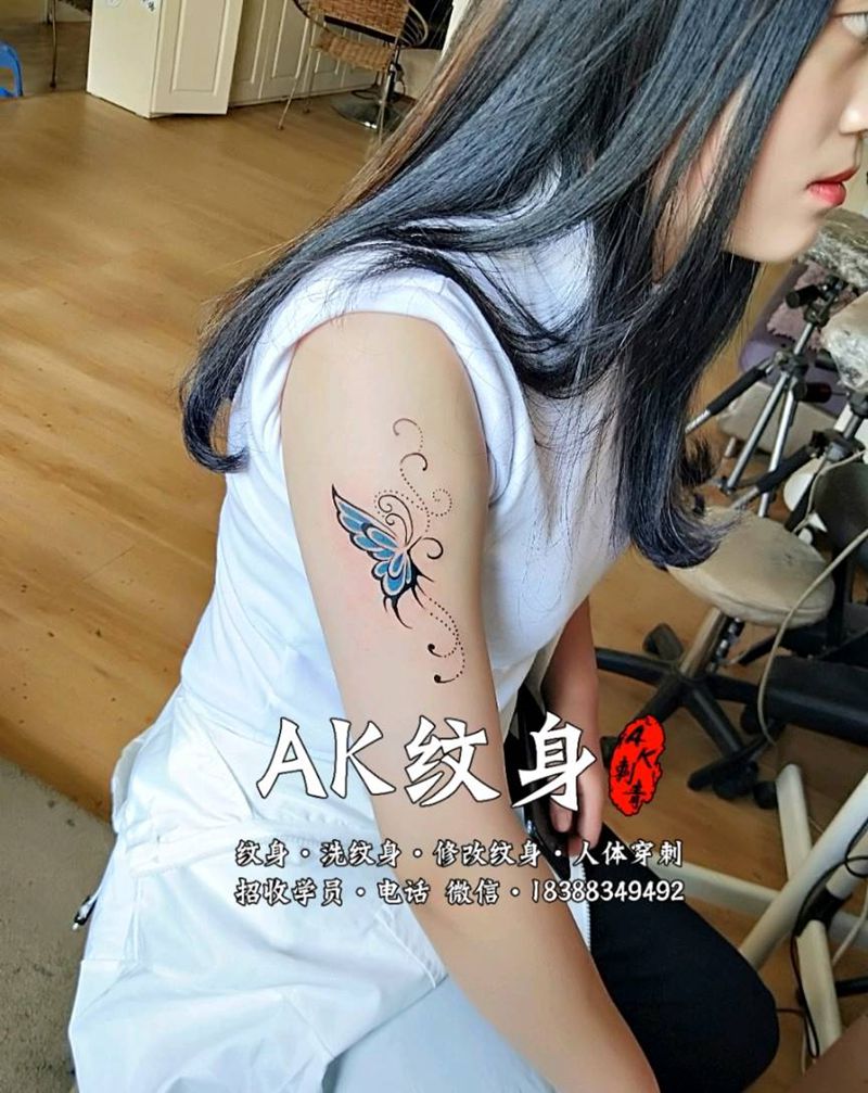 彩色蝴蝶纹身图片_肩部新传统老传统纹身图案
