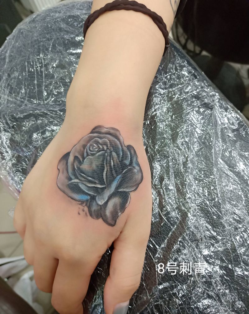 玫瑰遮盖纹身图片_手部纹身图案