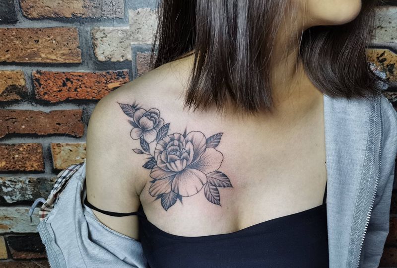 素花纹身图片_胸部纹身图案