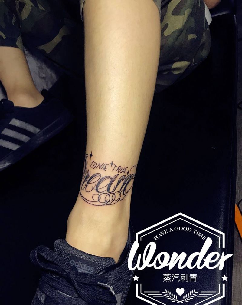 脚踝花体纹身图片