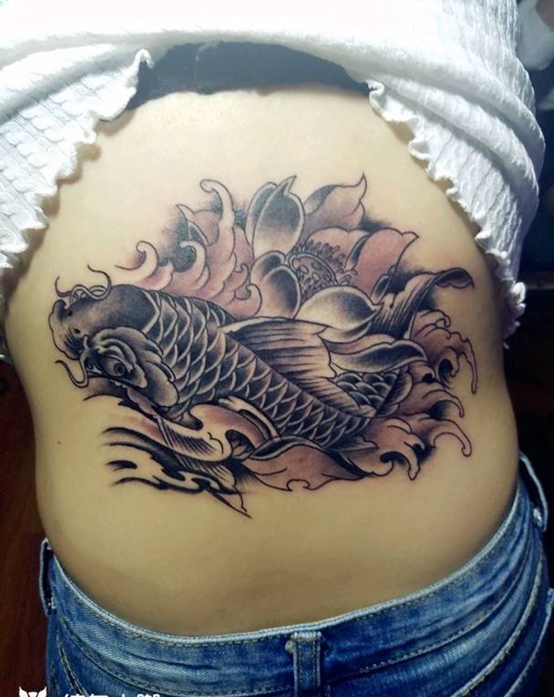 黑白鲤鱼纹身图片