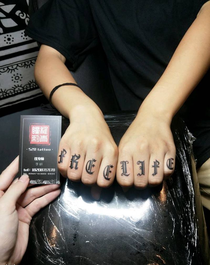 手指纹身图片_手部花体字纹身图案