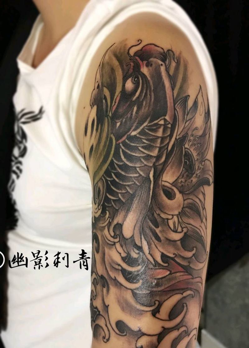 大臂鲤鱼纹身图片_手臂新传统纹身图案