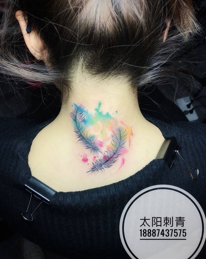 彩色羽毛遮盖纹身图片