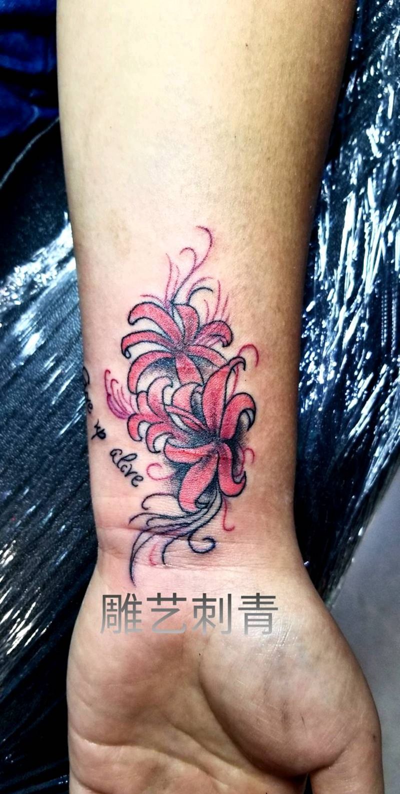 彼岸花纹身图片_手臂手部水彩点刺纹身图案