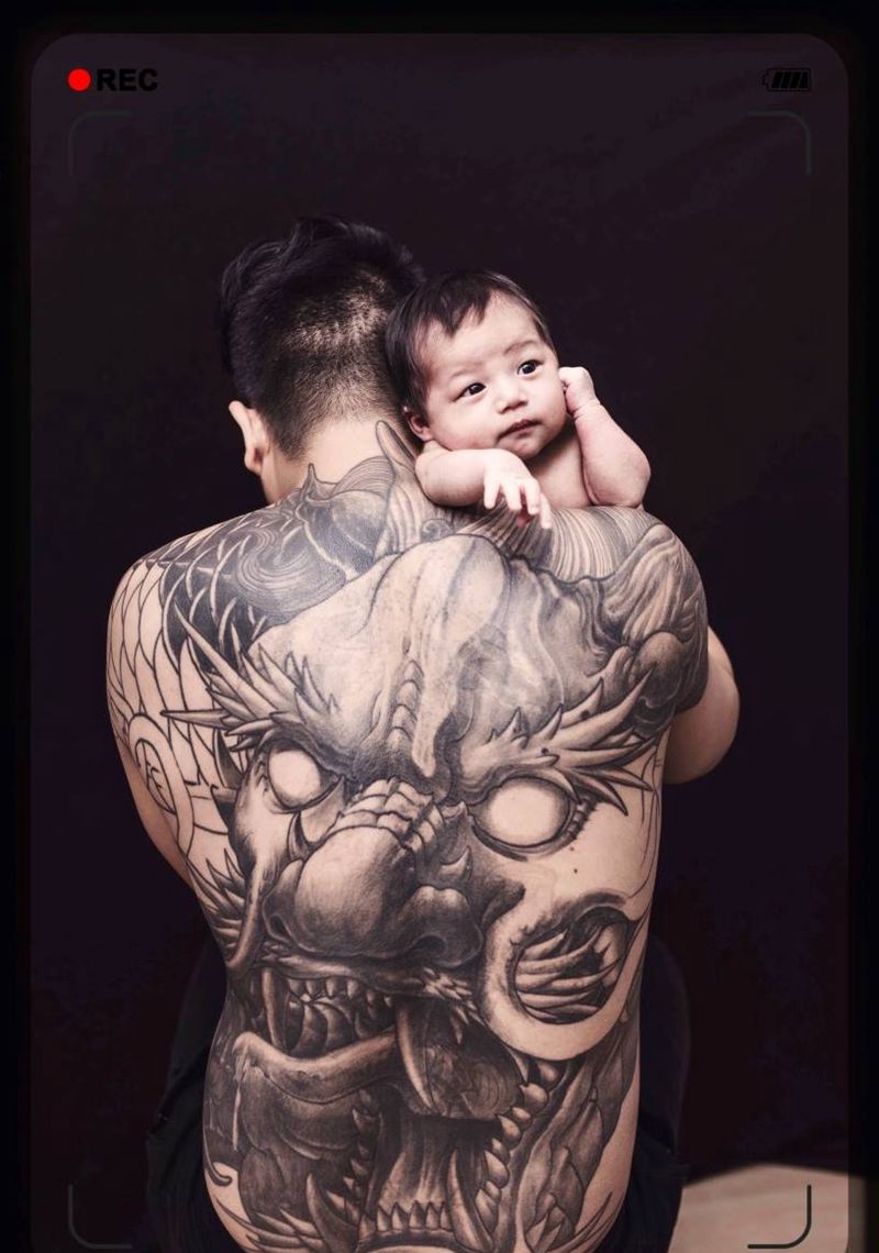 满背未完成纹身图片_背部纹身图案