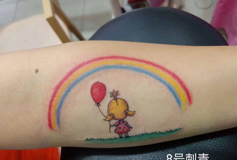 彩虹下的小孩纹身图片_手臂纹身图案
