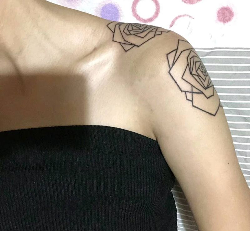 几何玫瑰纹身纹身图片_肩部几何植物成品纹身图案