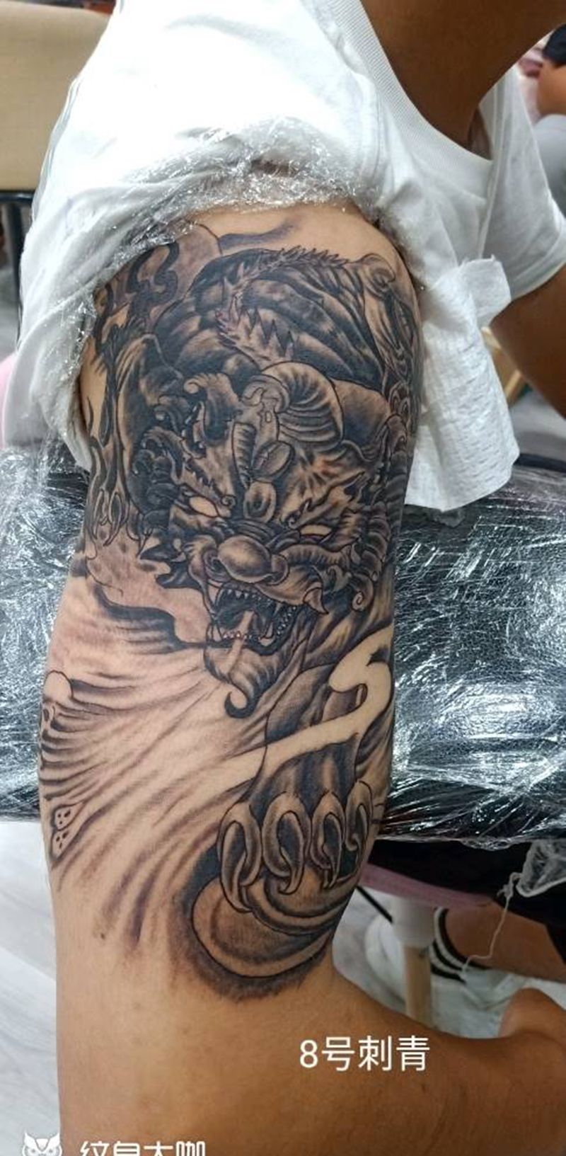 大臂貔貅纹身图片_手臂纹身图案