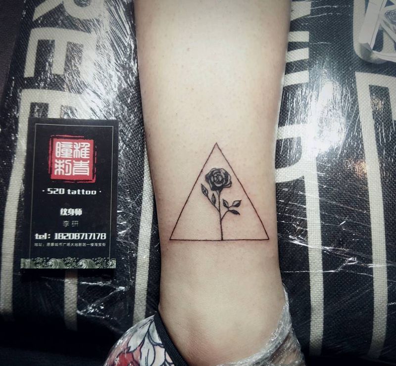 black tattoo纹身图片_腿部脚部清新几何植物纹身图案