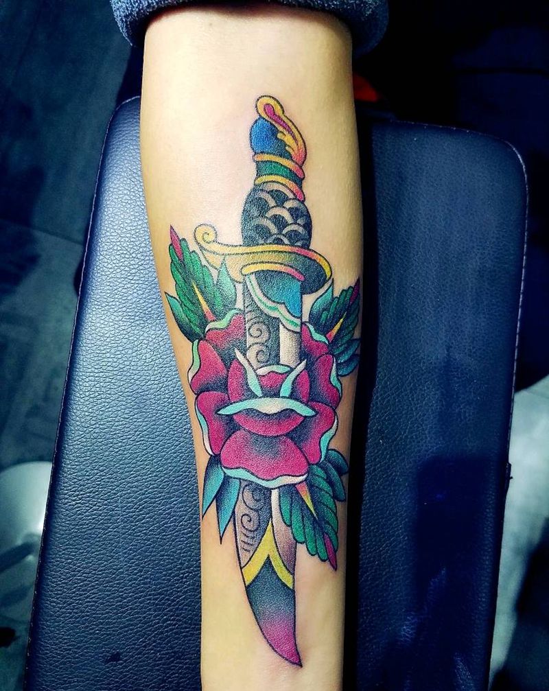 刺刀玫瑰纹身图片