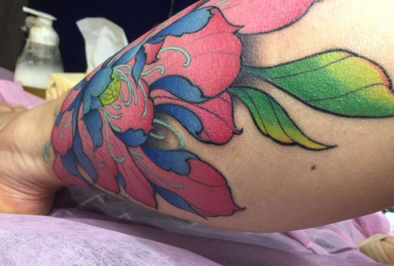 小腿牡丹纹身图片