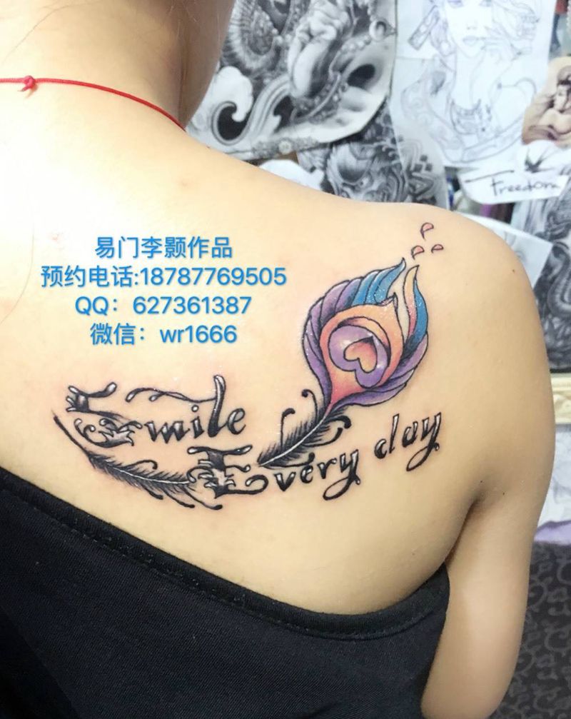 花体英文加羽毛纹身图片