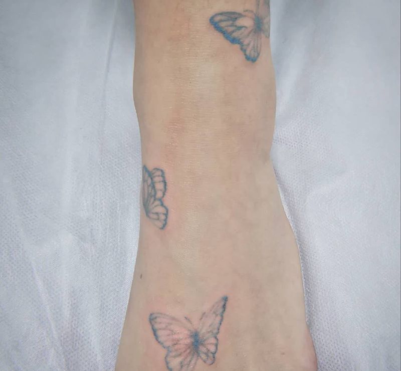 蓝色蝴蝶纹身图片_脚部纹身图案