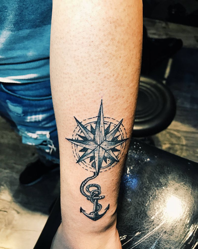 指南针，遮盖纹身图片_手部几何点刺纹身图案