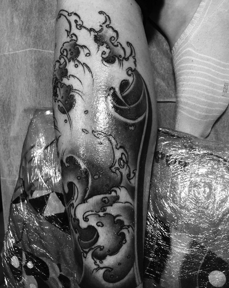 水浪纹身图片_腿部新传统纹身图案