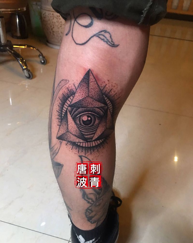 上帝之眼纹身图片_腿部点刺纹身图案
