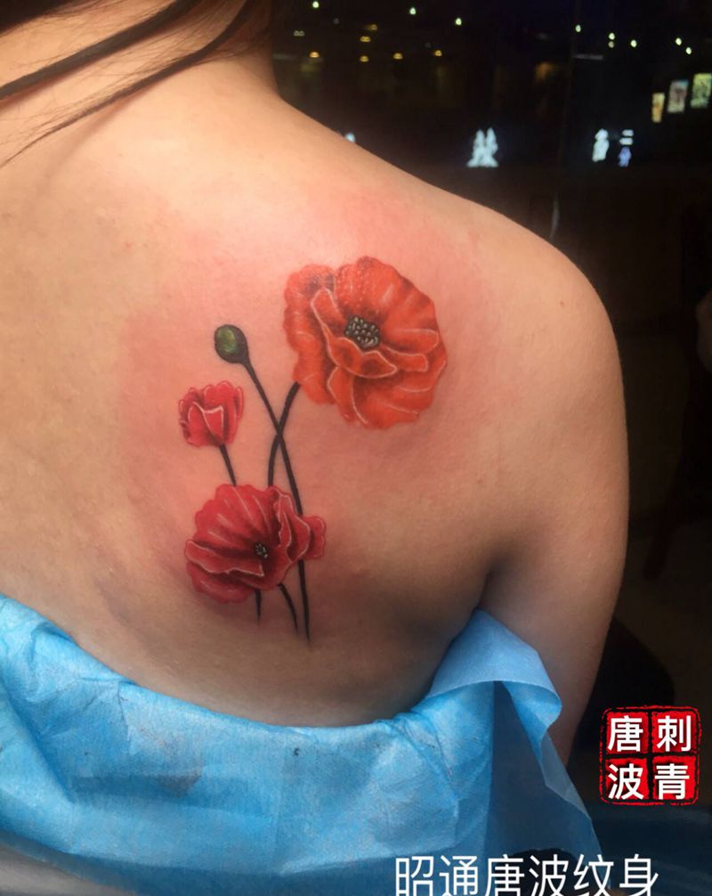 花纹身图片_肩部水彩纹身图案