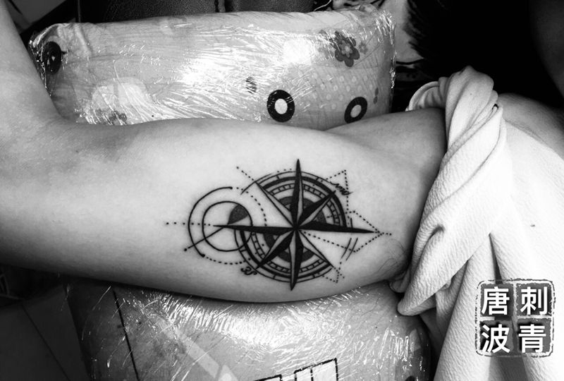 指南针纹身图片_手臂点刺纹身图案