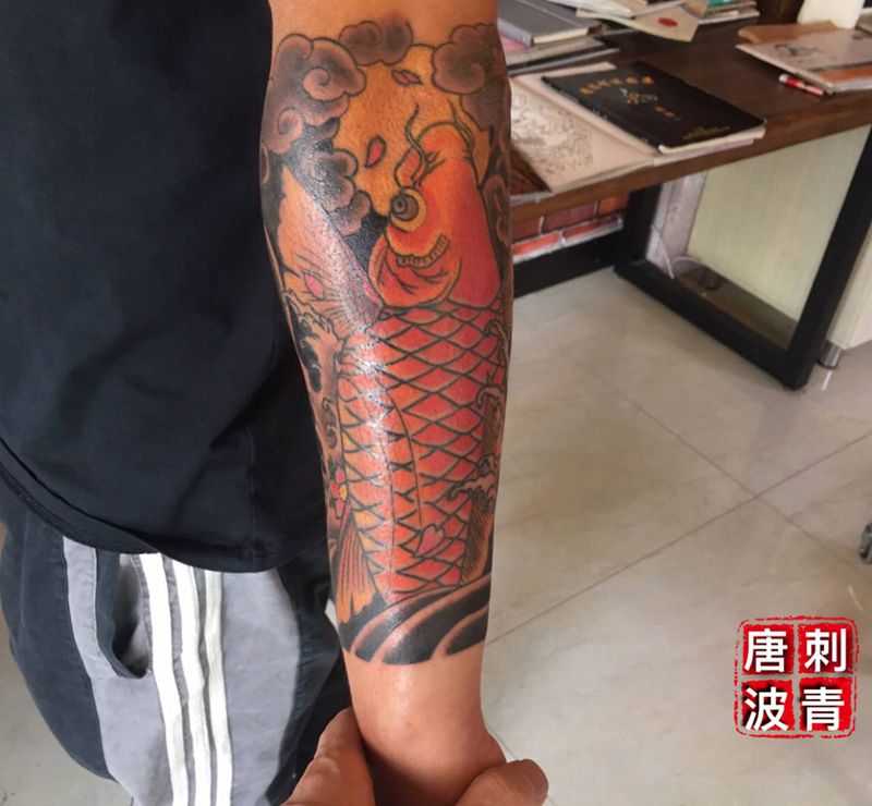 鲤鱼纹身图片_手臂老传统纹身图案