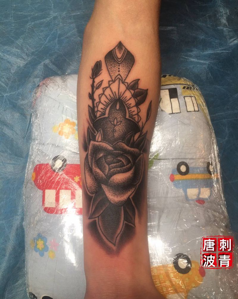 玫瑰纹身图片_手臂点刺纹身图案
