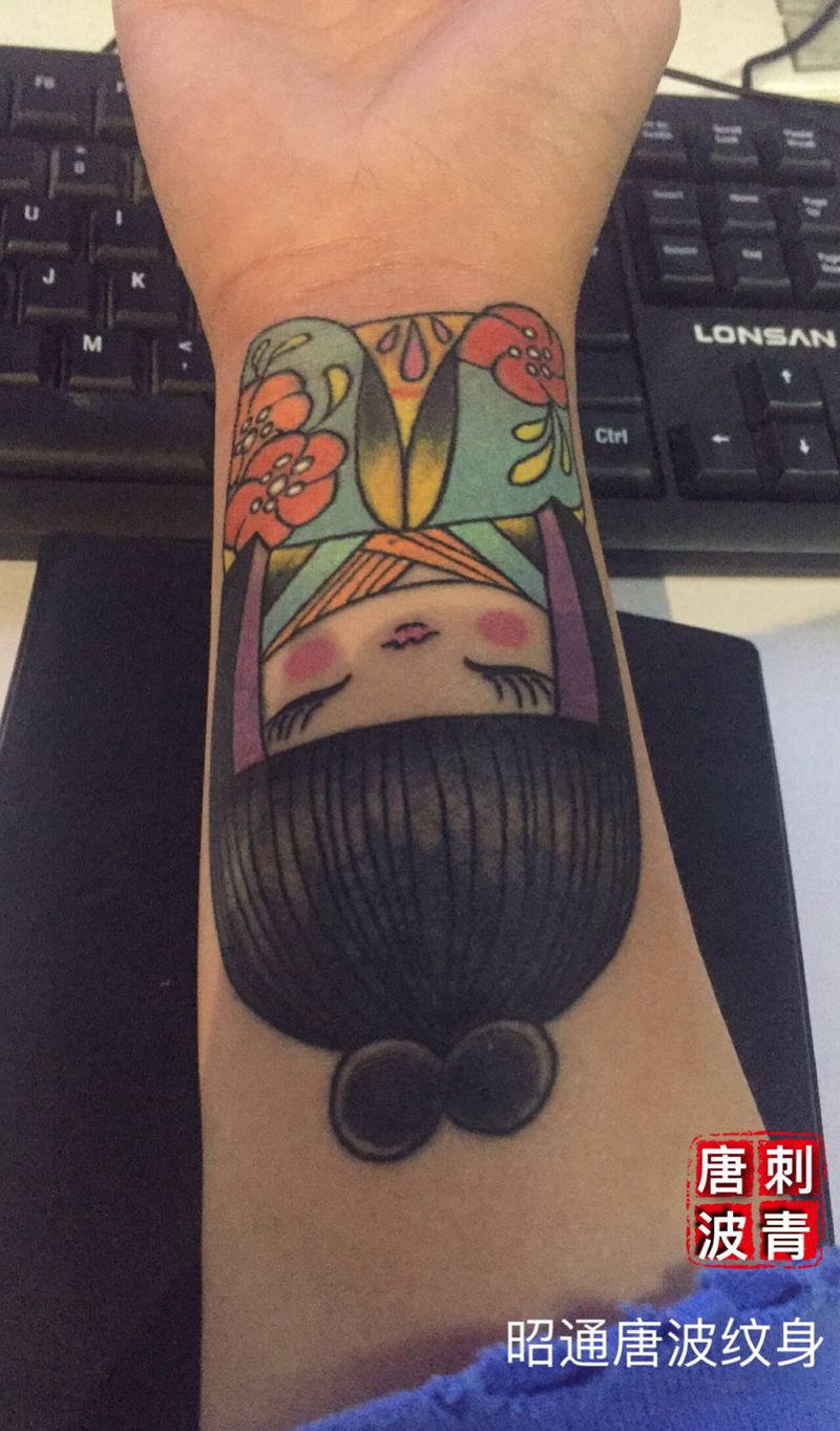日式小女孩纹身图片_手部老传统水彩纹身图案