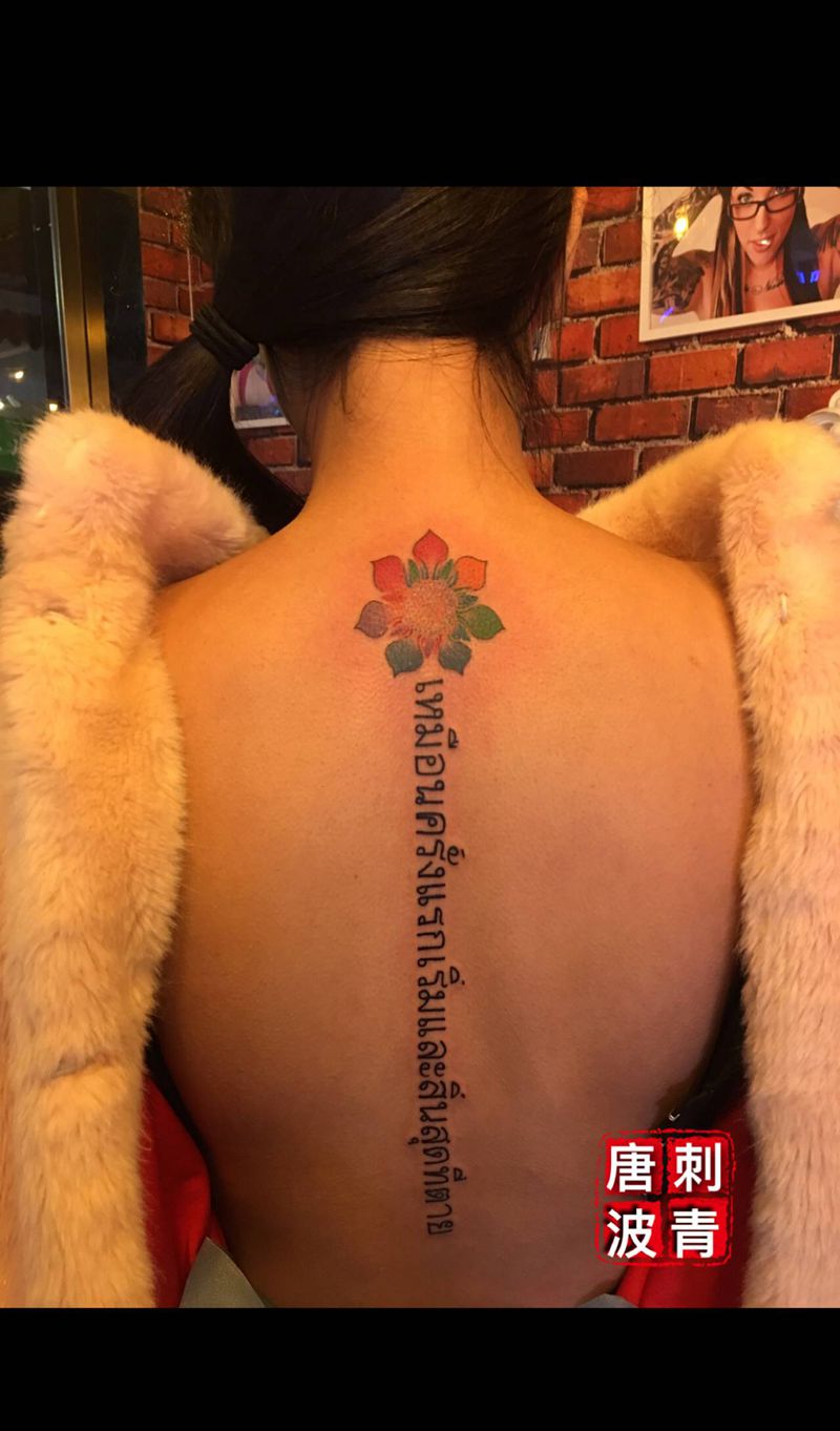 梵文纹身图片_背部花体字纹身图案