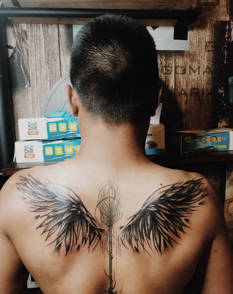 翅膀纹身图片_背部几何纹身图案