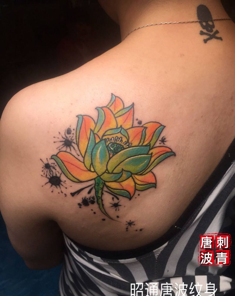 莲花纹身图片_背部新传统水彩纹身图案