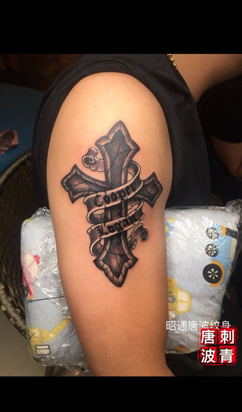 十字架纹身图片_手臂欧美写实纹身图案