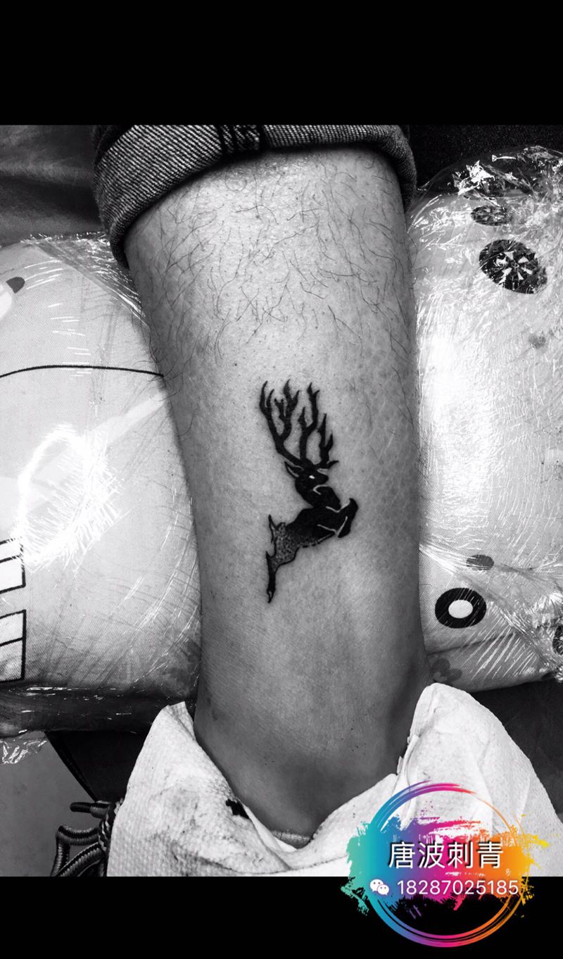 鹿纹身图片_腿部点刺纹身图案