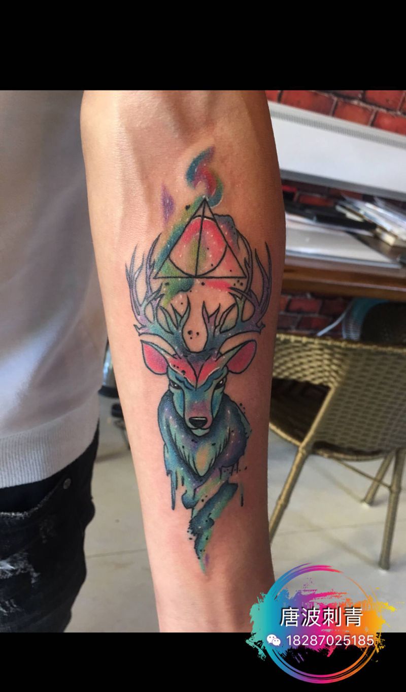 鹿纹身图片_手臂水彩纹身图案