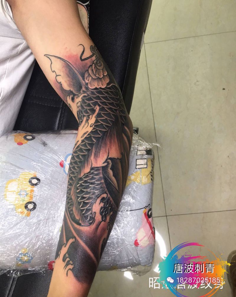 鲤鱼遮盖旧图纹身图片_手臂新传统纹身图案