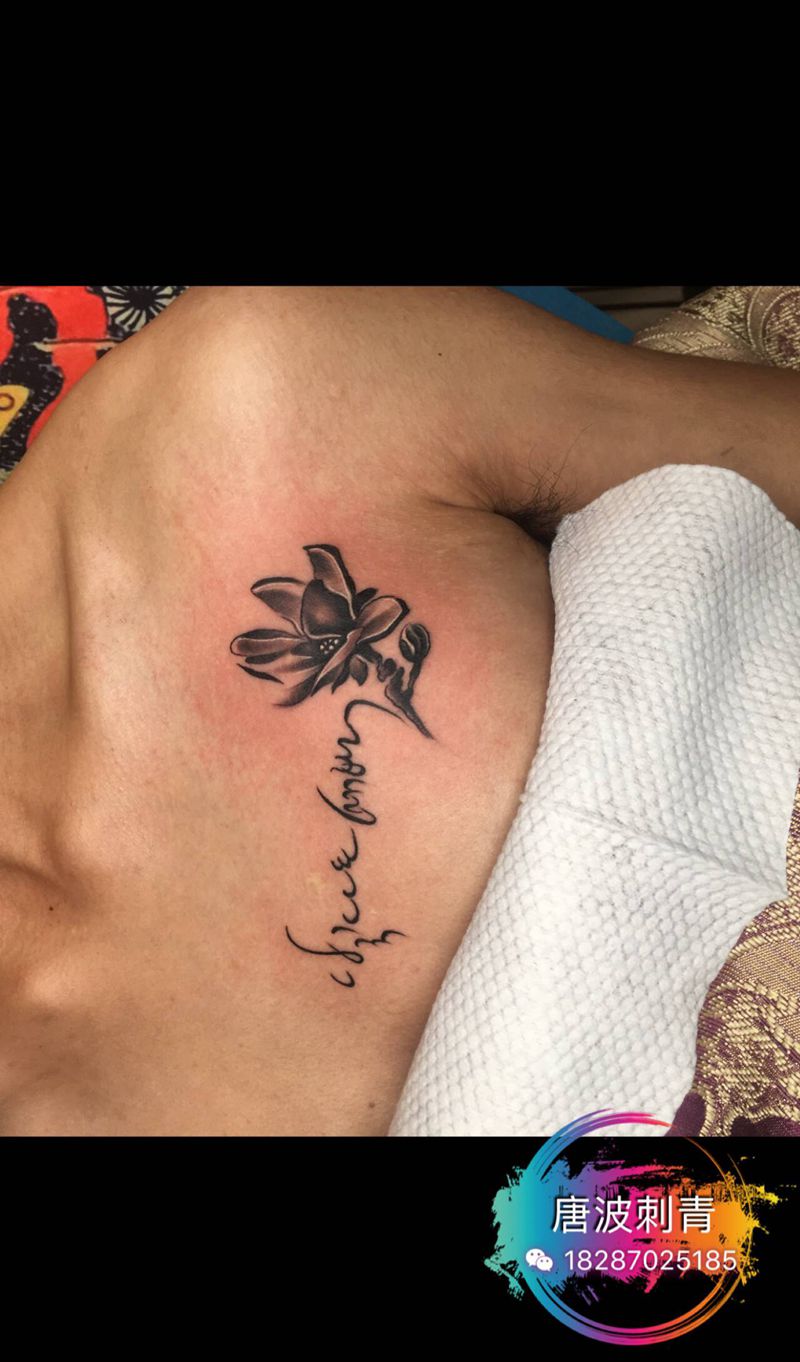 花纹身图片_胸部水墨纹身图案