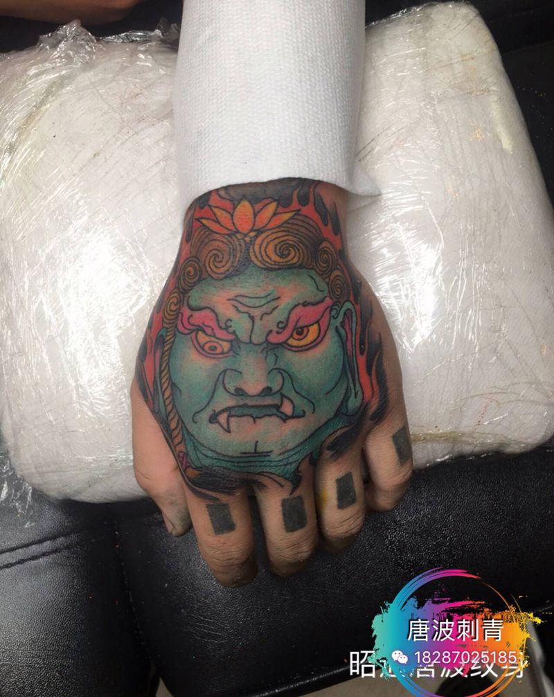 不动明王纹身图片_手部新传统纹身图案