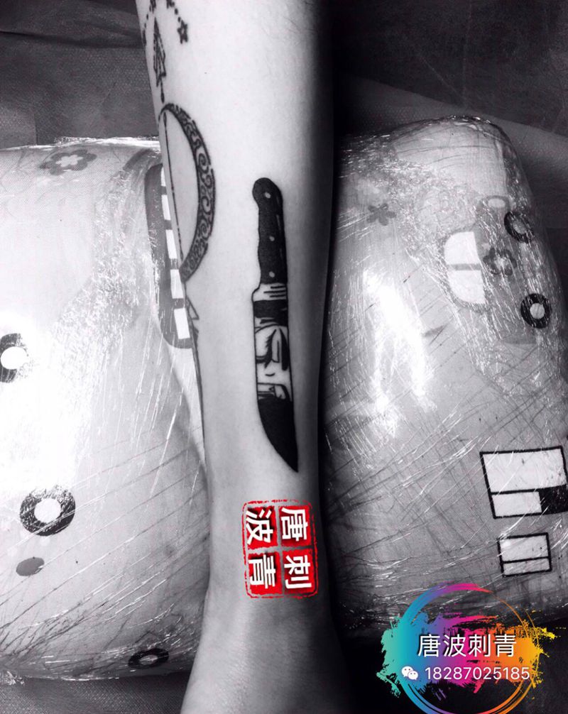 小刀纹身图片_手臂欧美写实纹身图案