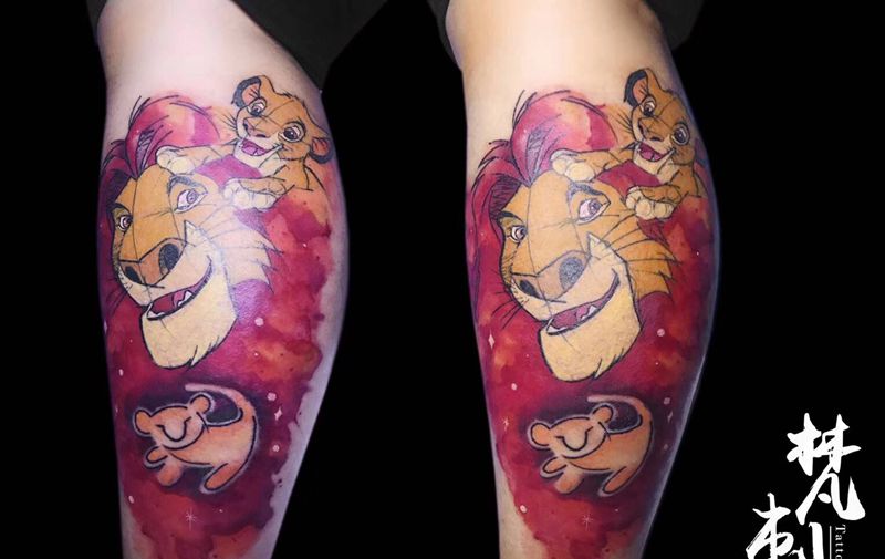 森林之王纹身图片_腿部水彩狮子王纹身图案