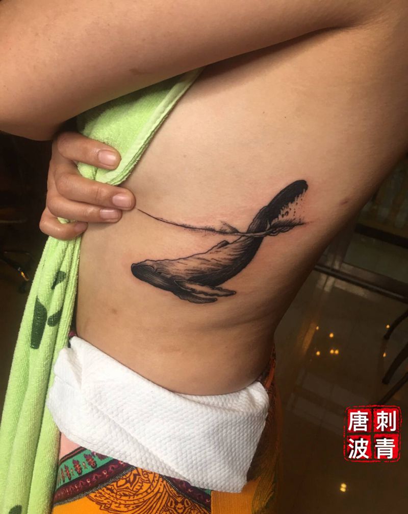 鲸纹身图片_腰部点刺纹身图案
