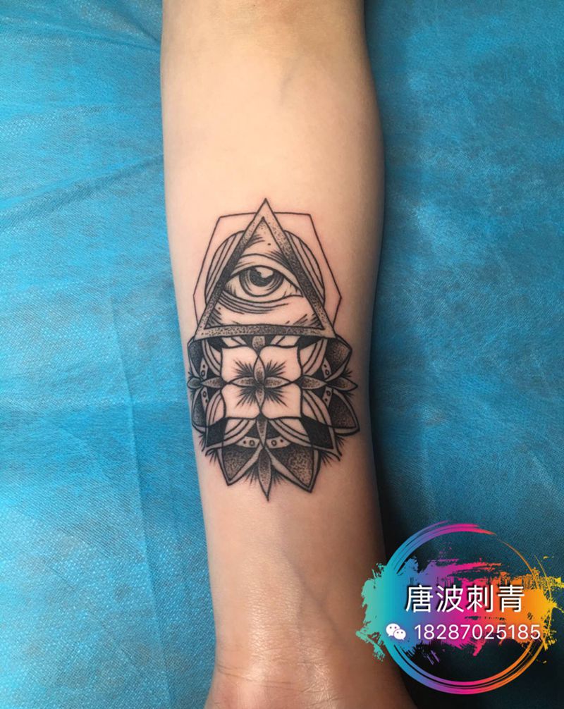 梵花之上帝之眼纹身图片_手臂点刺纹身图案