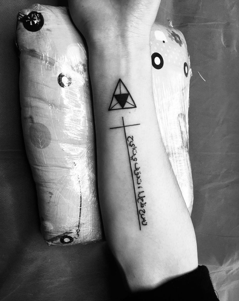 阿拉伯文加几何线条纹身图片_手臂几何纹身图案