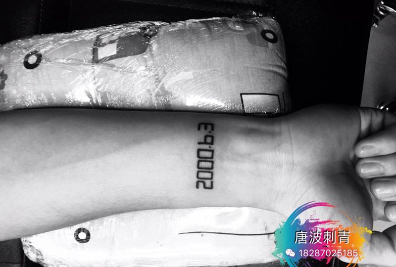 数字生日号纹身图片_手部花体字纹身图案
