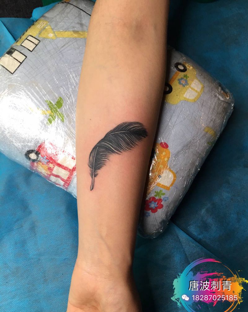 羽毛纹身图片_手臂点刺纹身图案