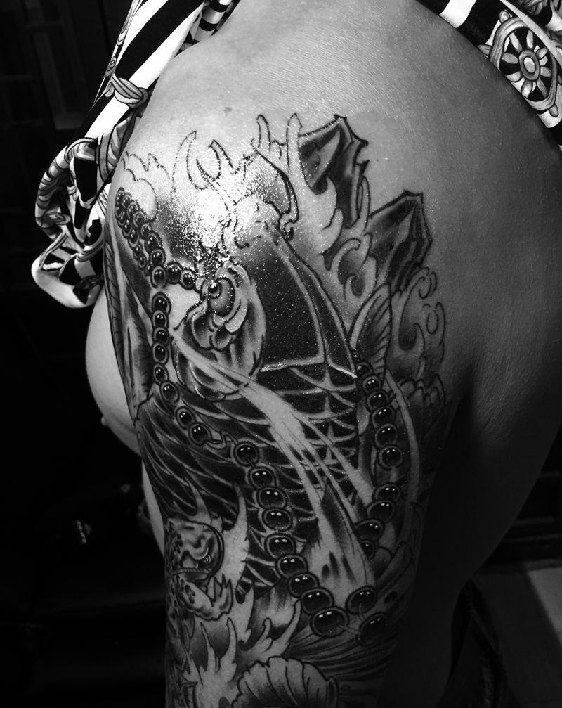 鲤鱼遮盖纹身图片_肩部新传统纹身图案