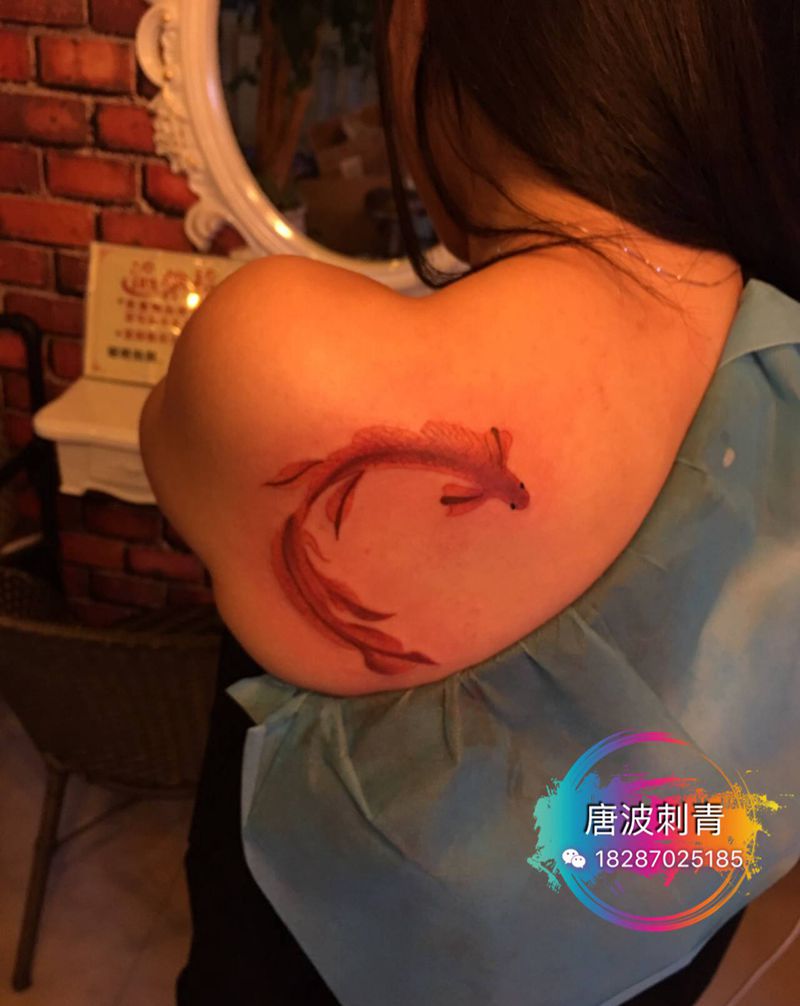 小斗鱼纹身图片_背部水彩纹身图案
