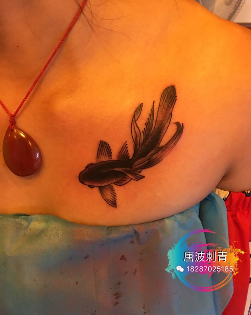 小金鱼纹身图片_胸部新传统纹身图案