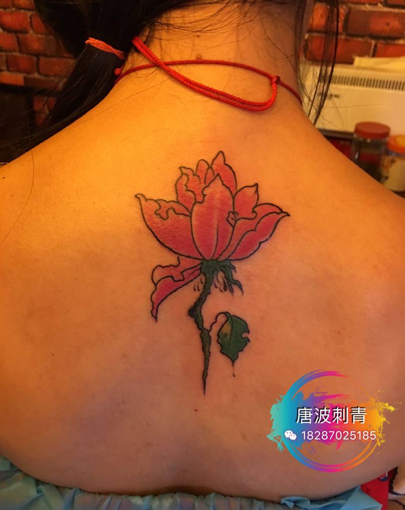 花纹身图片_背部水彩纹身图案