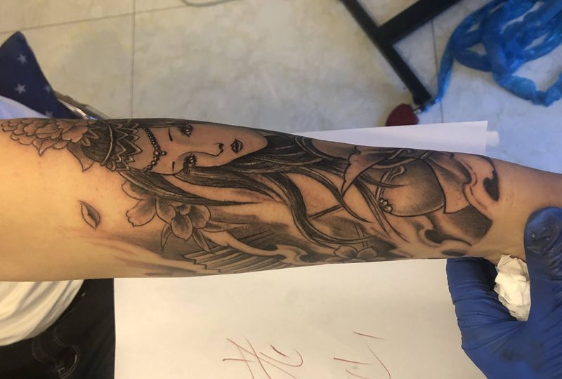 老山原创纹身图片_手臂新传统艺妓纹身图案