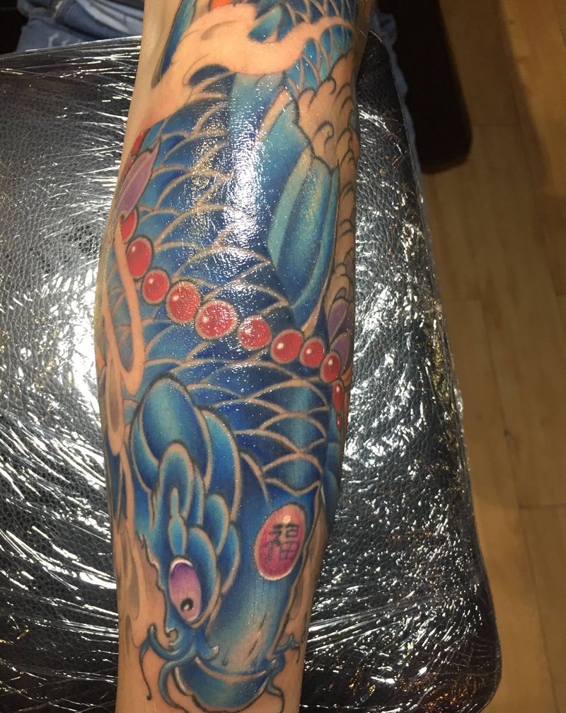 鲤鱼纹身图片_手臂新传统纹身图案