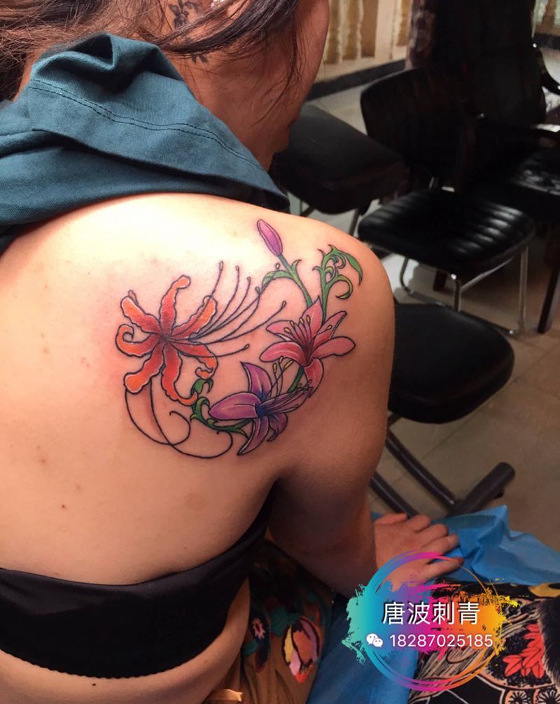 花纹身图片_肩部水彩纹身图案