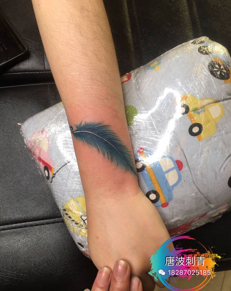 羽毛修改后纹身图片_手臂水彩纹身图案